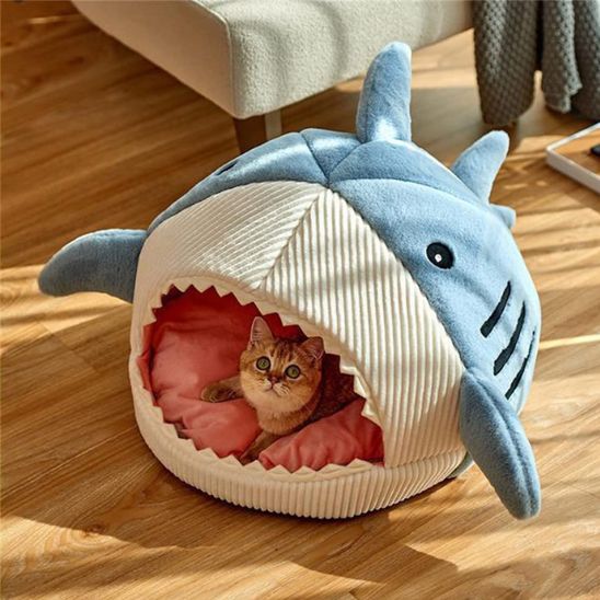 chat ronronne heureux dedans niche à chat sharkat
