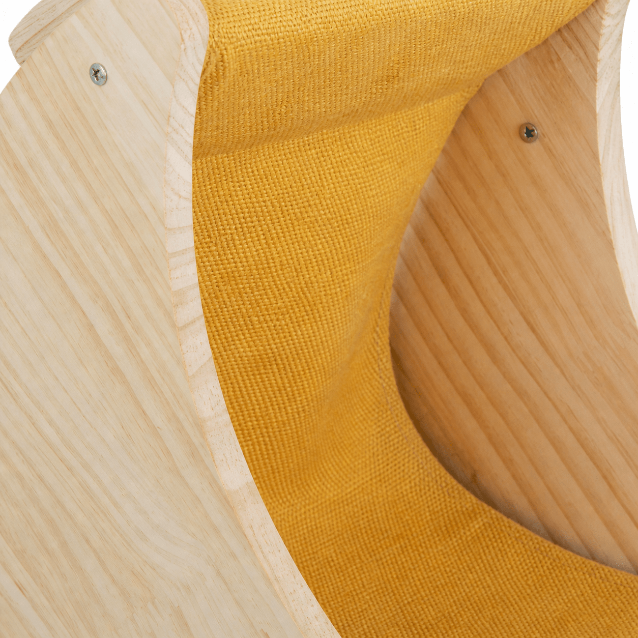 Zoom sur les matériaux d’une niche chat murale avec structure en bois naturel et tissu épais conçu pour le confort du chat