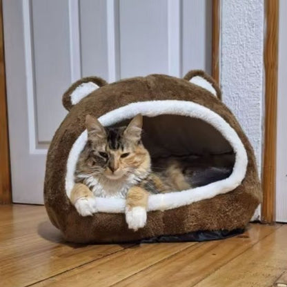 niche chat tête d'ours chat allongé à l'intérieur