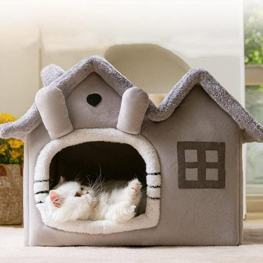 chat couché confortablement dedans niche