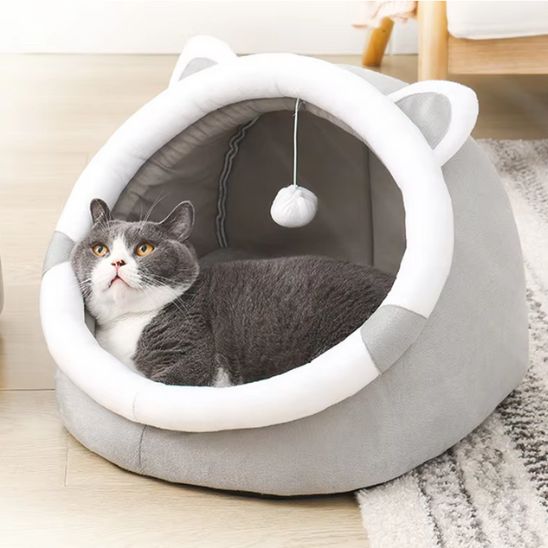 gros chat gris blanc couche drolement dedans panier chat Moumousse