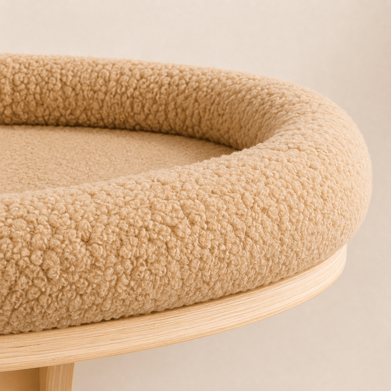 panier mural chat avec coussin bouclé beige et structure en bois naturel
