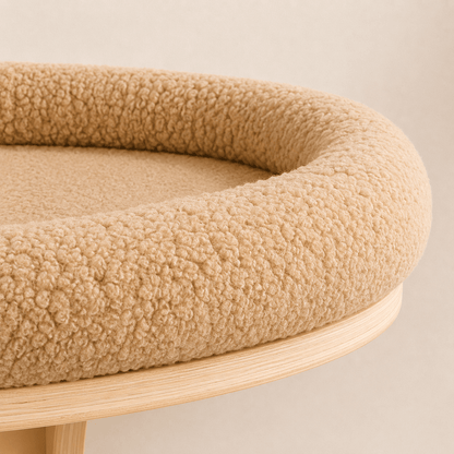 panier mural chat avec coussin bouclé beige et structure en bois naturel