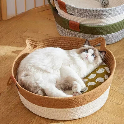 panier pour chat en rotin avec coussin ajouté