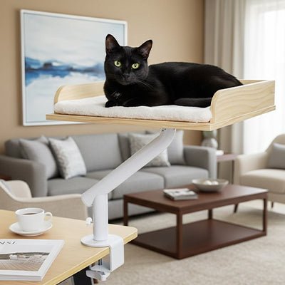 panier suspendu pour chat design en bois naturel installé sur un bureau