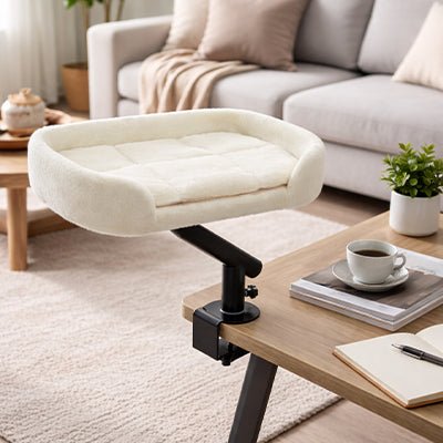 panier suspendu pour chat fixé sur un bureau moderne