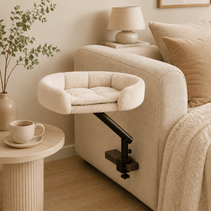 panier suspendu pour chat dans un salon beige moderne
