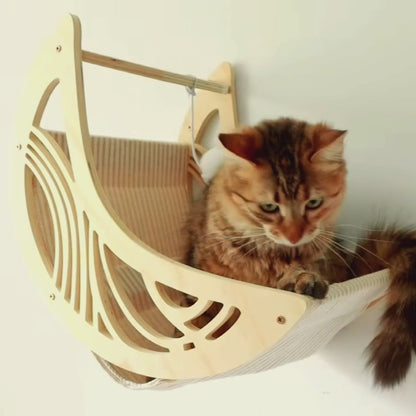 Panier mural chat design en bois avec un chat confortablement installé dans son couchage suspendu